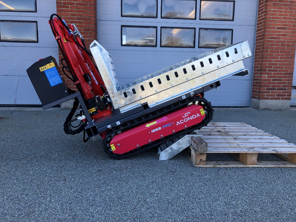 Aconda 1250 PRO with tipping bed climbing a pallet