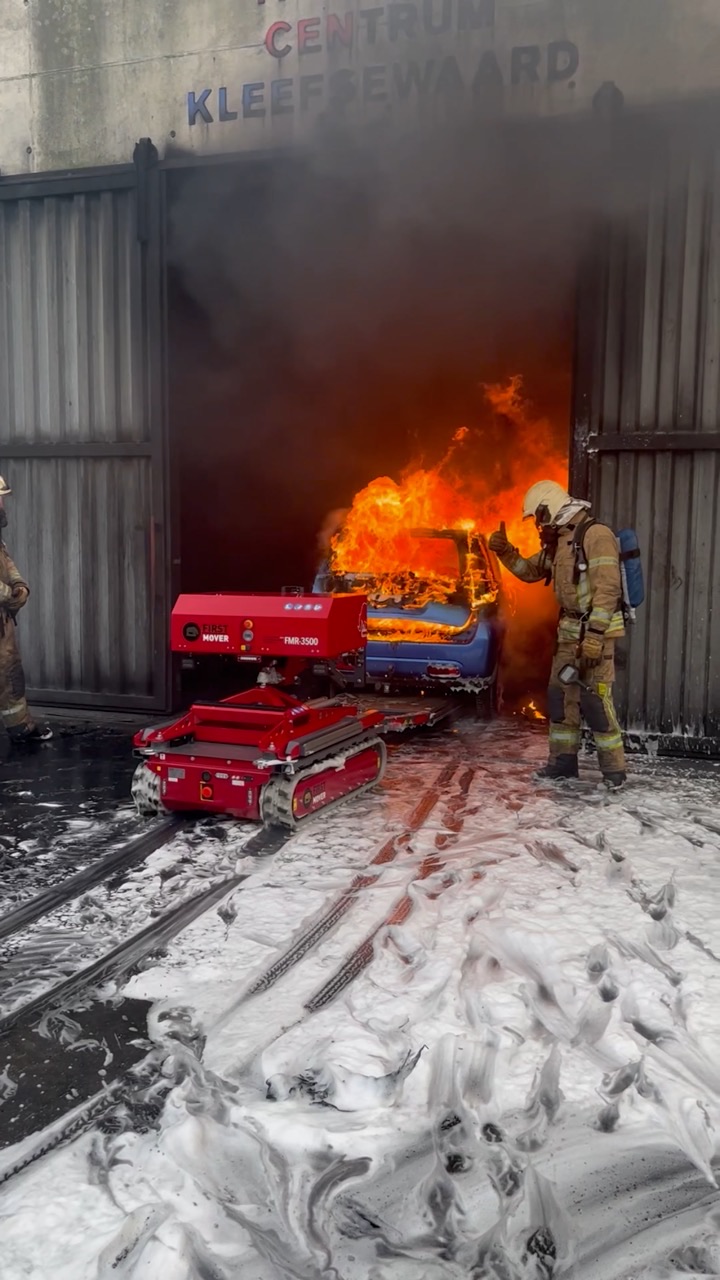 FMR recovery — Brnadende bil holland med brandmand