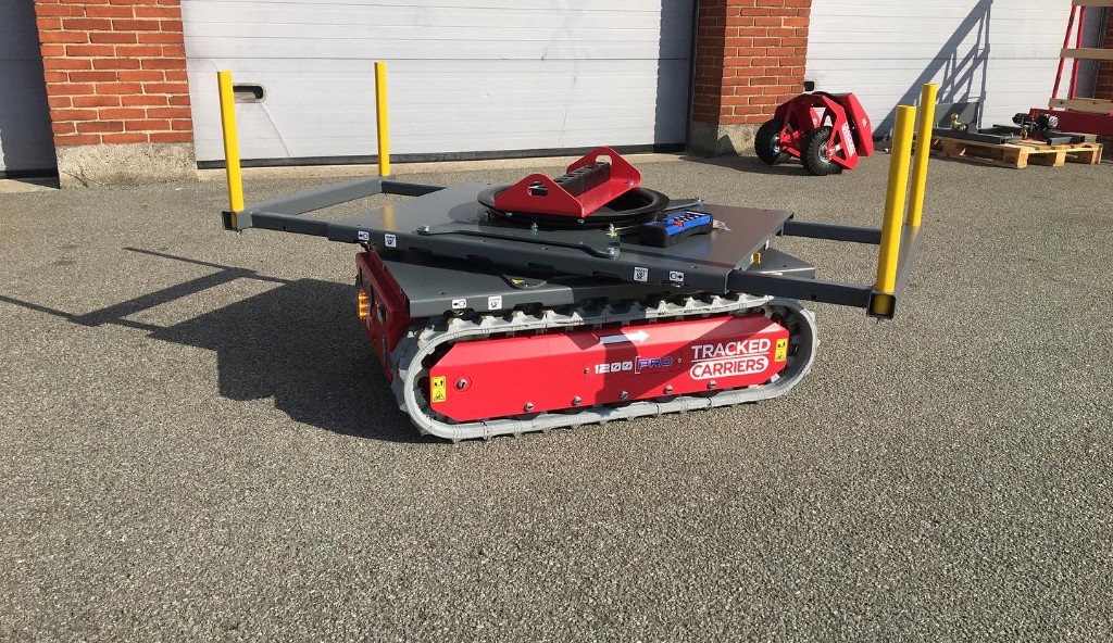 Tracked Carriers 1200 PRO with turntable and yellow stanchions